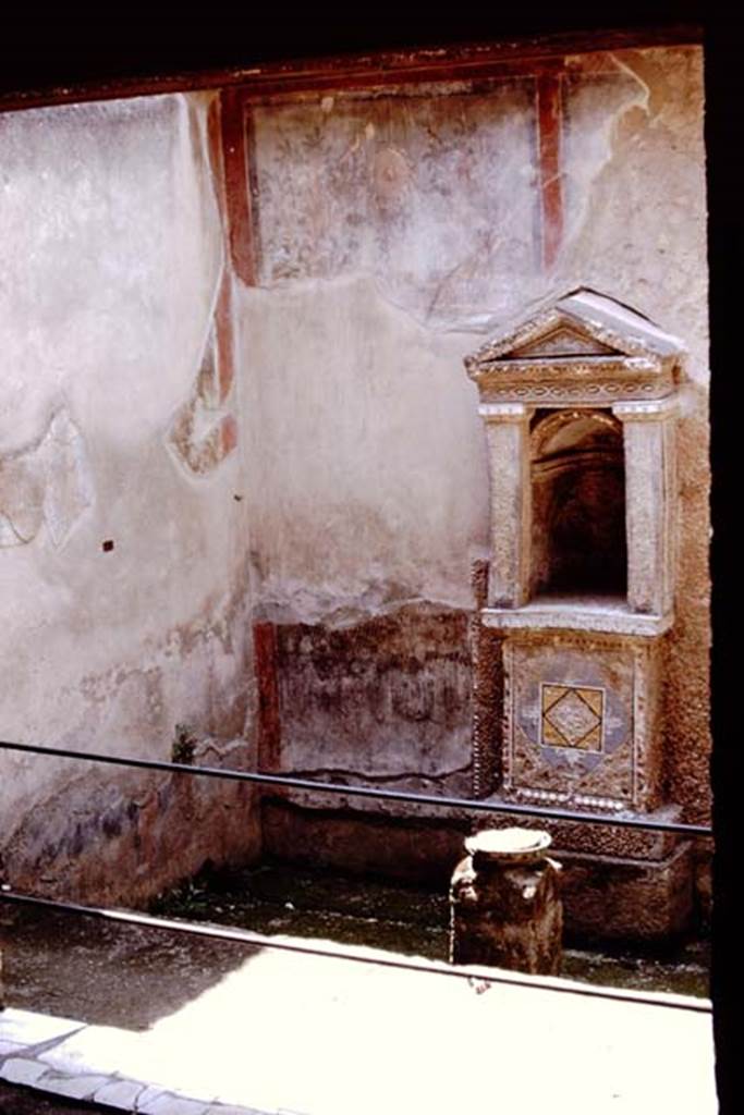 Ins.III.3 Hse of Skeleton, Herculaneum, 1964. Photo by Stanley A. Jashemski.
Source: The Wilhelmina and Stanley A. Jashemski archive in the University of Maryland Library, Special Collections (See collection page) and made available under the Creative Commons Attribution-Non Commercial License v.4. See Licence and use details. J64f1410